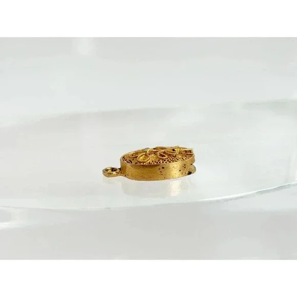 FIligree Floral Motif Vintage Oval Victorian Style Gold Toned Retro Pendant - Picture 8 of 9